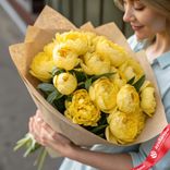 Маленькое фото 1: Букет из 25 желтых пионов в крафте, Голландия