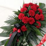 Маленькое фото 2: Траурный букет из 14 красных гвоздик
