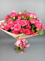 Фото флориста 3: Букет из 21 кустовой красной розы в крафте