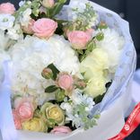 Маленькое фото 3: Букет из роз, пионов, маттиол «Целуй меня»