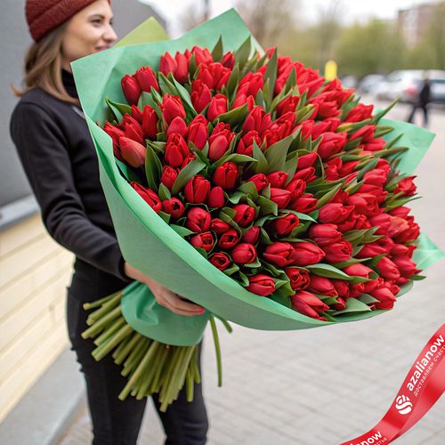 Букет из 400 красных тюльпанов в зеленой бумаге