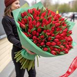 Маленькое фото 1: Букет из 400 красных тюльпанов в зеленой бумаге
