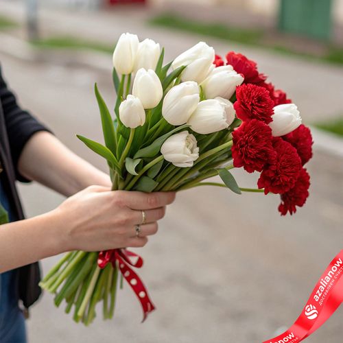 Букет из 10 белых тюльпанов и 7 красных гвоздик с лентой