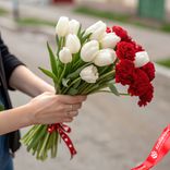 Маленькое фото 1: Букет из 10 белых тюльпанов и 7 красных гвоздик с лентой