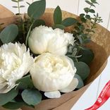 Маленькое фото 3: Букет из 3 белых пионов в крафте