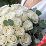Маленькое фото 3: Букет из 25 белой розы «Мондиаль» с эвкалиптом, 50см, Эквадор