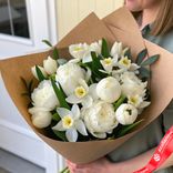Маленькое фото 1: Букет из 7 белых пионов и 6 белых нарциссов в крафте