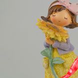 Маленькое фото 3: Сувенир «Девочка с подсолнухом» (полирезин), H19,5x8х8,5см, сиреневый