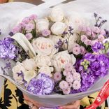 Маленькое фото 3: Букет из роз, калл, гвоздик «Завораживающая красота»