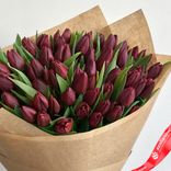 Маленькое фото 3: Акция! Букет из 60 бордовых тюльпанов в дизайнерском крафте