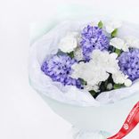 Маленькое фото 2: Букет из белых гвоздик и синих гиацинтов «Весенняя свежесть»