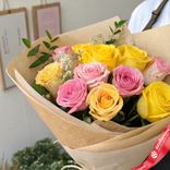 Маленькое фото 2: Букет девочке из 5 розовых и 6 желтых роз в крафте
