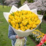 Маленькое фото 1: Букет из 400 желтых тюльпанов в белой бумаге