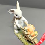 Маленькое фото 4: Сувенир «Кролик с тележкой» (полирезин), Н12х13,5х6см, белый