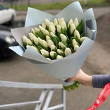 Маленькое фото 1: Букет из 45 белых тюльпанов в светло-серой упаковке