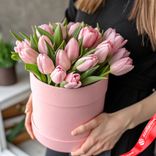 Маленькое фото 1: Букет из 17 розовых тюльпанов в розовой коробке