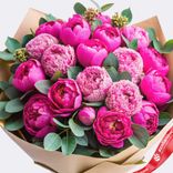 Маленькое фото 2: Букет из 20 ярко-розовых пионов с эвкалиптом в крафте