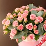 Маленькое фото 2: Букет из 13 кустовых розовых роз в шляпной коробке