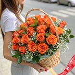 Маленькое фото 1: Букет из 45 оранжевых роз с гипсофилой в корзине, Россия