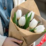 Маленькое фото 2: Букет из 5 белых тюльпанов в крафте