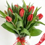 Маленькое фото 1: Букет из 9 красных тюльпанов с зеленью