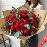 Маленькое фото 1: Букет из 30 красных пионов с эвкалиптом в крафте