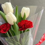 Маленькое фото 3: Букет из 3 белых тюльпанов и 2 красных гвоздик в пленке с лентой