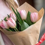 Маленькое фото 3: Букет из 5 розовых тюльпанов в крафте