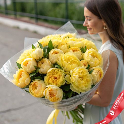Букет из 35 желтых пионов в пленке, Голландия