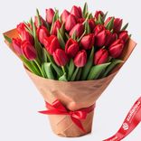Маленькое фото 1: Букет из 33 красных тюльпанов в крафте с лентой