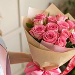 Маленькое фото 2: Букет из 13 розовых роз в крафте