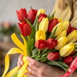 Маленькое фото 2: 25 красных и желтых тюльпанов, Россия