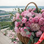 Маленькое фото 1: Букет из 50 розовых пионов с эвкалиптом в корзине