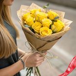 Маленькое фото 1: Букет из 9 желтых роз в крафте