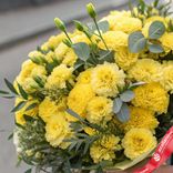 Маленькое фото 2: Букет из 50 желтых гвоздик с рускусом и эвкалиптом