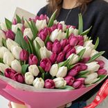 Маленькое фото 3: Букет из 150 белых тюльпанов и 151 малинового тюльпана