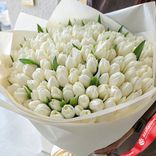Маленькое фото 2: Букет из 400 белых тюльпанов в кремовой бумаге