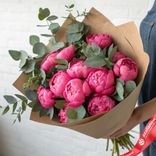 Маленькое фото 1: Букет из 15 малиновых пионов с эвкалиптом в крафте