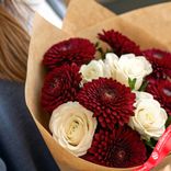 Маленькое фото 2: Яркий микс из 7 бордовых хризантем и белых роз в крафтовой бумаге «Королевский вечер»