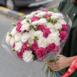 Маленькое фото 1: Букет из 50 белых и малиновых гвоздик в стильной пленке