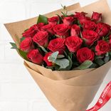 Маленькое фото 2: Букет из 31 красной розы в крафте с лентой, 40 см, Россия