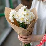 Маленькое фото 1: Букет из 7 белых нарциссов в крафте