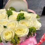Маленькое фото 3: Букет из 17 белых роз в коробке в форме сердца