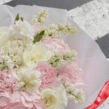 Маленькое фото 3: Букет из роз, гвоздик, гортензии и сирени «Вкусный зефир»