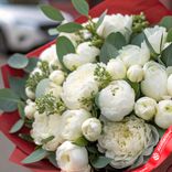 Маленькое фото 2: Букет из 30 белых пионов с эвкалиптом в красной пленке
