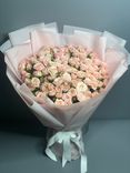 Фото флориста 1: Букет из 25 кустовых светло-розовых роз в розовой и сиреневой пленке