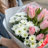 Маленькое фото 2: Букет из 5 белых кустовых хризантем и 10 розовых тюльпанов в пленке