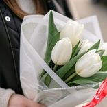 Маленькое фото 2: Букет из 5 белых тюльпанов в белой пленке