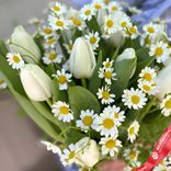 Маленькое фото 3: Букет из 15 белых тюльпанов и 10 ромашек