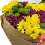 Маленькое фото 3: Букет из 15 кустовых хризантем в крафте